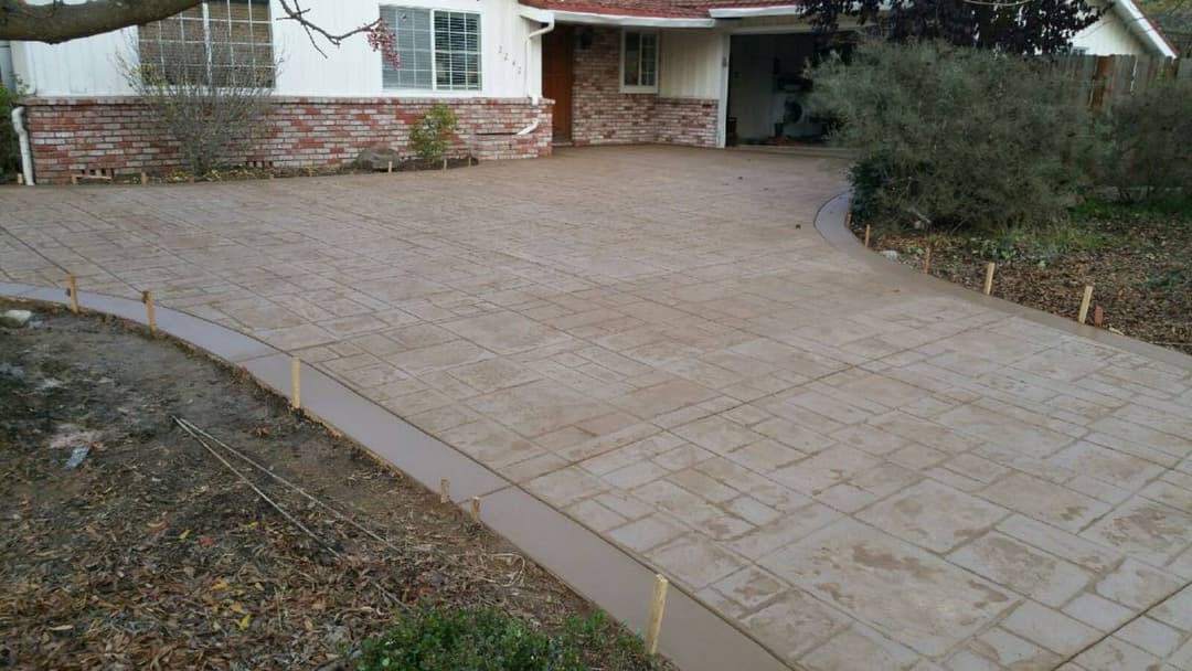 picture of a newly remodeled concrete driveway with stone pavers